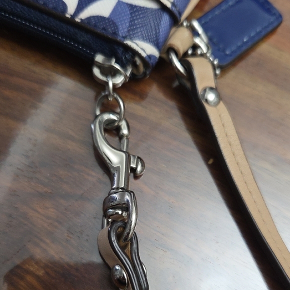 Coach Peyton Dream C Go-Go Wristlet. - Picture 4 of 10